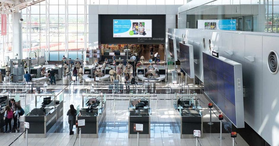 el lobby de un aeropuerto con concurrencia de pasajeros