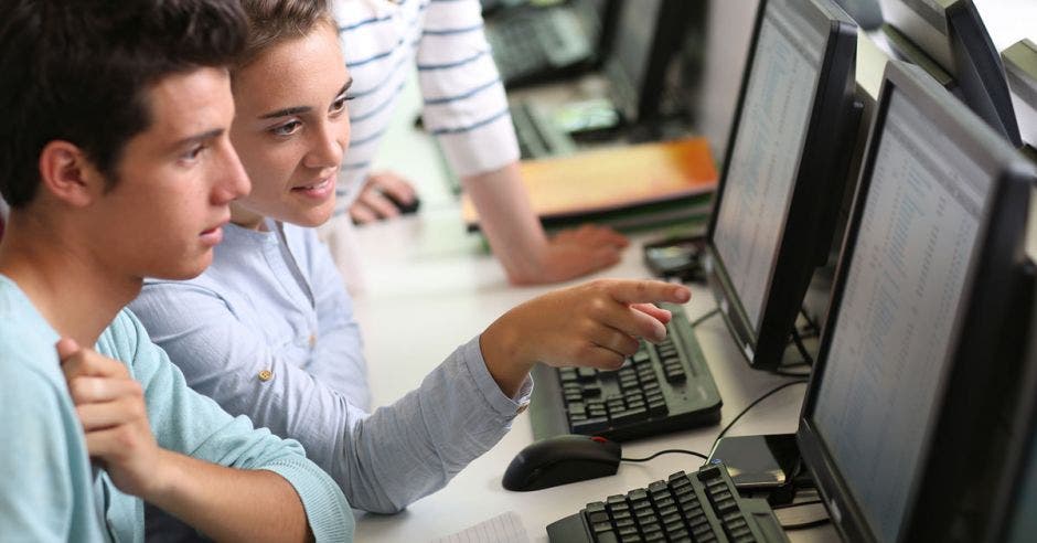 Jóvenes utilizando computadora