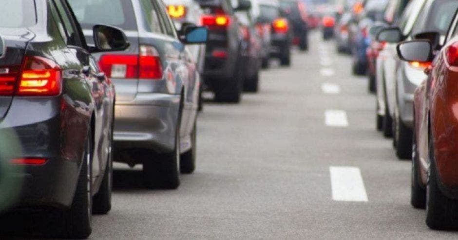 fila de automóviles en presa