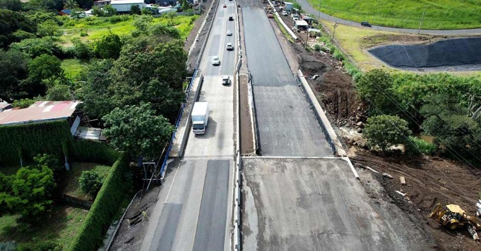 Foto aérea de los seis carriles en el puente sobre el río Ciruelas, en Alajuela