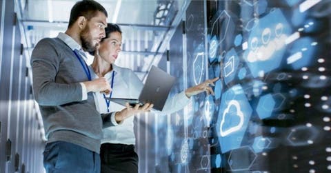 Mujer y hombre viendo datos tecnológicos en la nube