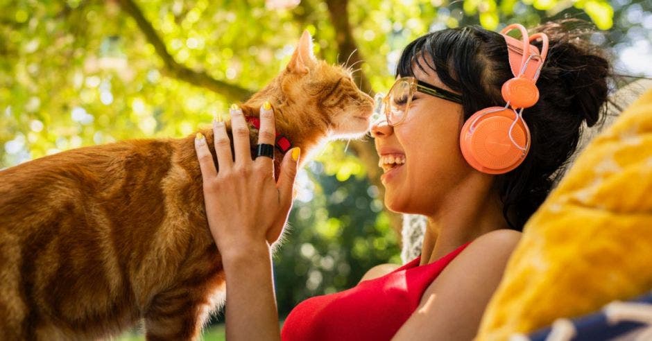 Mujer con gato