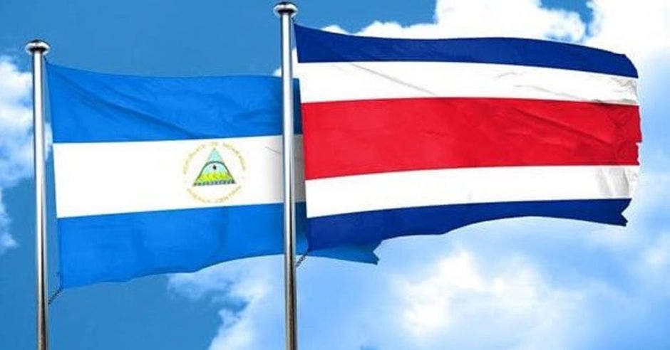 Banderas de Nicaragua y Costa Rica