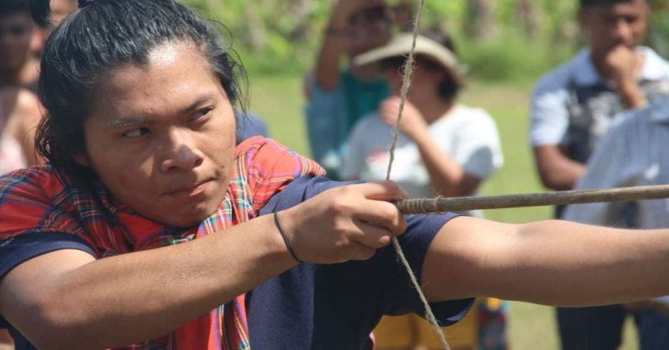 indigenas arco y flecha