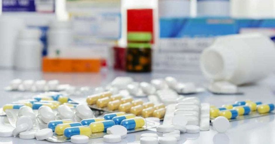 tabletas con medicinas y jarabes sobre una mesa