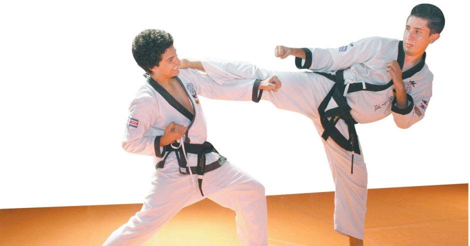 Adrián Zúñiga izquierda y Joel Zúñiga en plena acción durante una práctica de Tang Soo DoAdrián Zúñiga (izq.) y Joel Zúñiga en plena acción durante una práctica de Tang Soo Do