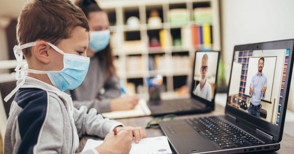 Niños utilizando computadora