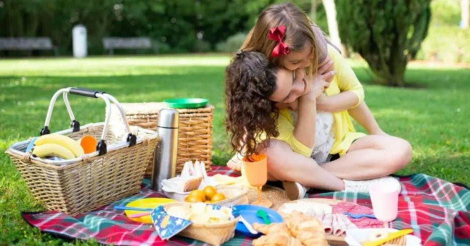 madre e hija realizando un picnic