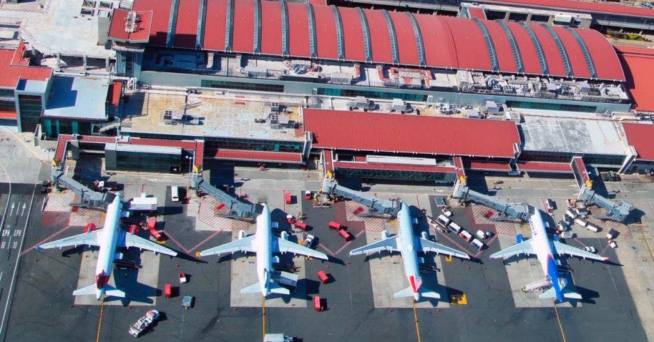 Aviones estacionados en el aeropuerto Juan Santamaría