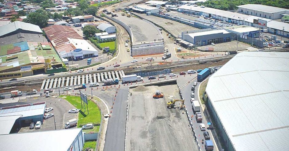 Toma aérea de la zona donde se construye la intersección de tres niveles en La Uruca