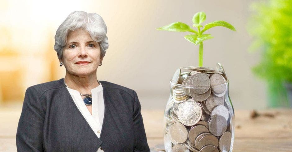 Mujer de negro frente a monedas en envase de vidrio