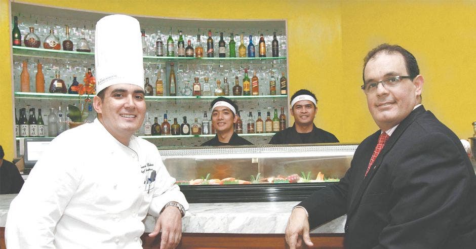 José Cobos, director de alimentos y bebidas junto a Marcial Cañas, chef ejecutivo, ambos del Hotel Real Intercontinental & Club Tower