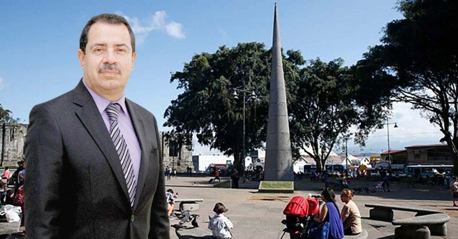 Mario Redondo, alcalde de Cartago, con el obelisco de fondo