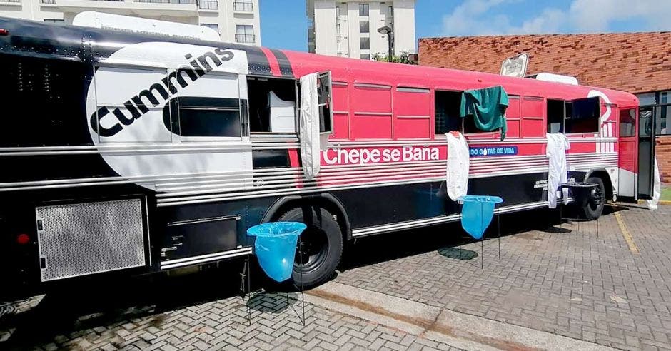 Bus de chepe se baña en un hotel en Garabito