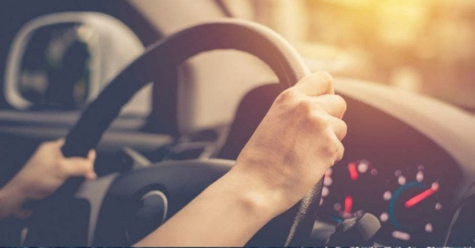 hombre al volante de un auto