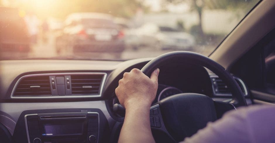 Hombre al volante en una tarde soleada