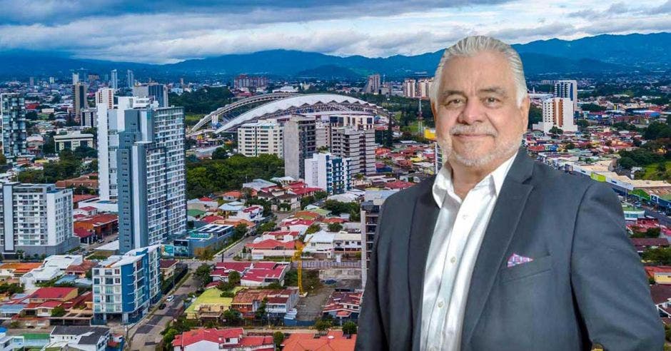 El consultor Randall Fernández con un foto aérea de San José de fondo