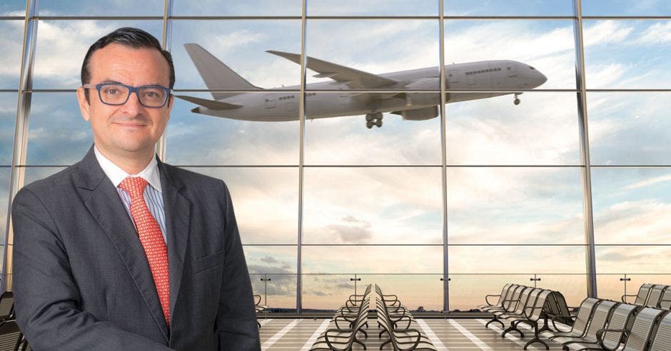 hombre y avión de fondo en aeropuerto