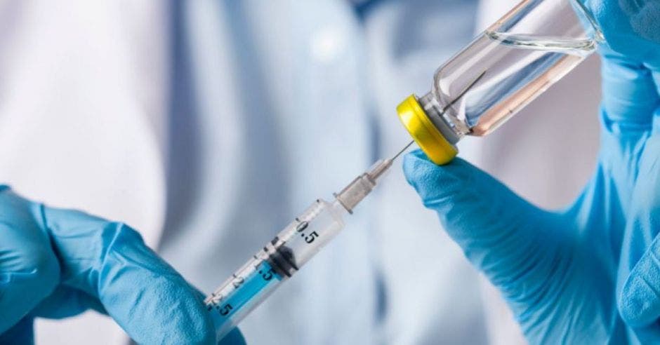 enfermero llenado una jeringa con dosis de vacuna