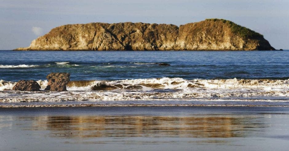 playa y al fondo mar e isla