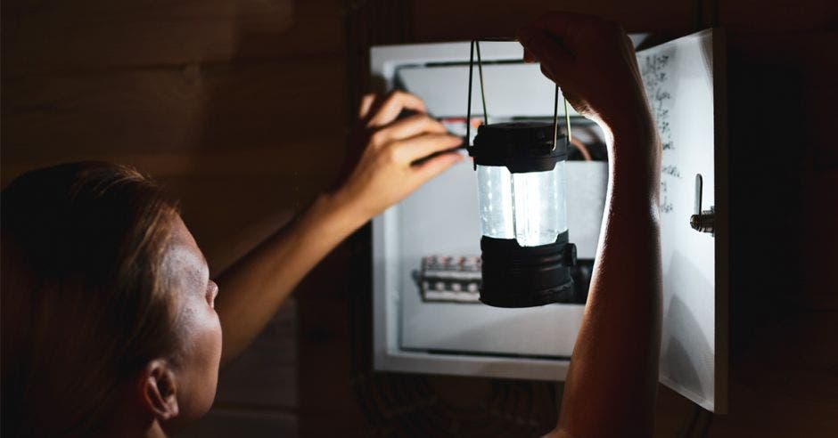 Persona revisando servicio de luz eléctrica