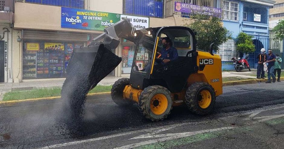 Maquinaria trabajando en una carretera de la capital