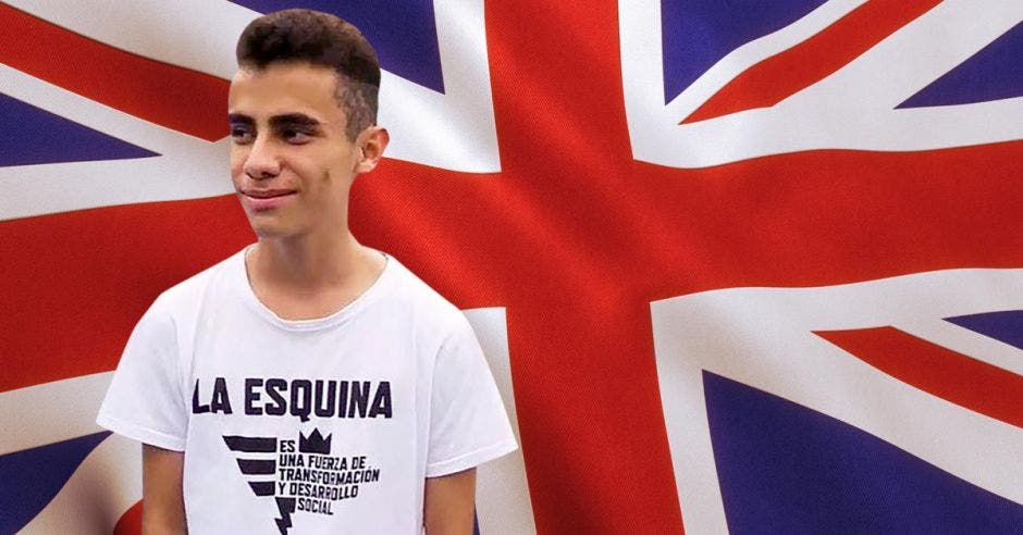 joven con playera blanca de fondo bandera de Reino Unido