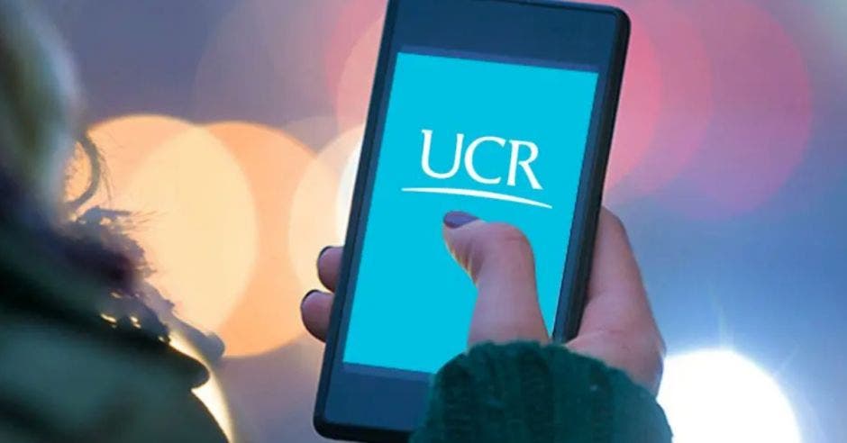 UCR en la pantalla de un celular