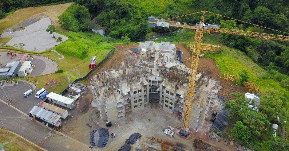 Toma aérea de la construcción de las torres de apartamentos del proyecto Núcleo Sabana