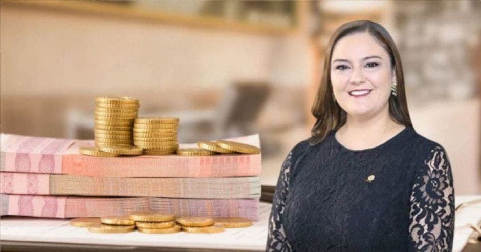 Mujer de negro frente a monedas y billetes