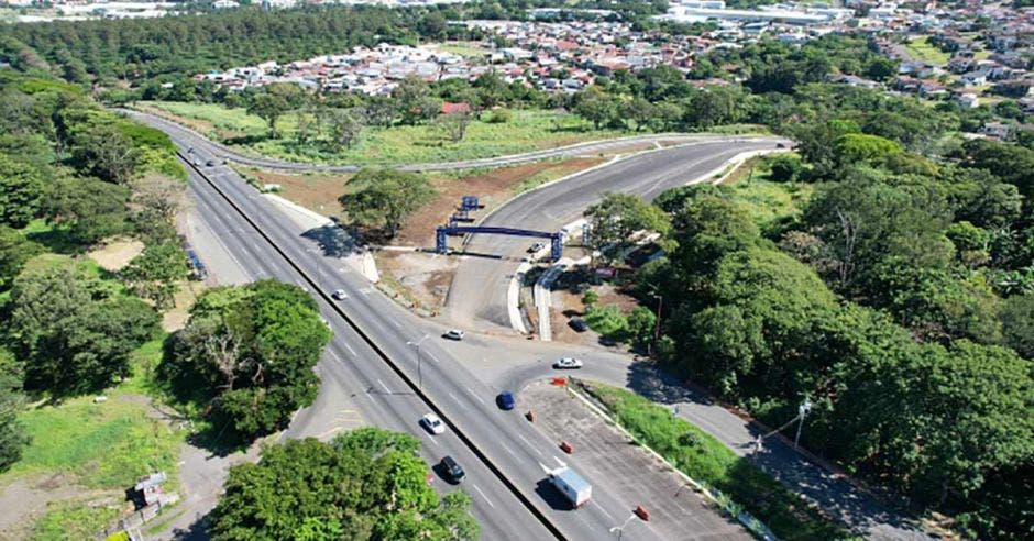 Paso peatonal a la altura de la ruta 1, en el nuevo conector con Barreal de Heredia.