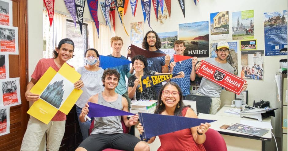 grupo de jóvenes estudiantes con banderines