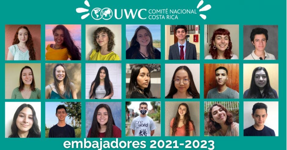 jóvenes estudiantes con banderines de colores