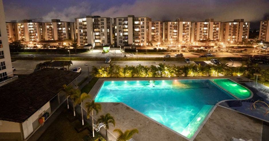 Foto panorámica nocturna del residencial de Concasa en San Rafael de Alajuela