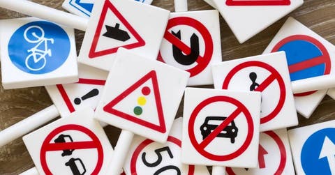 Un arte que incluye varias señales de tránsito