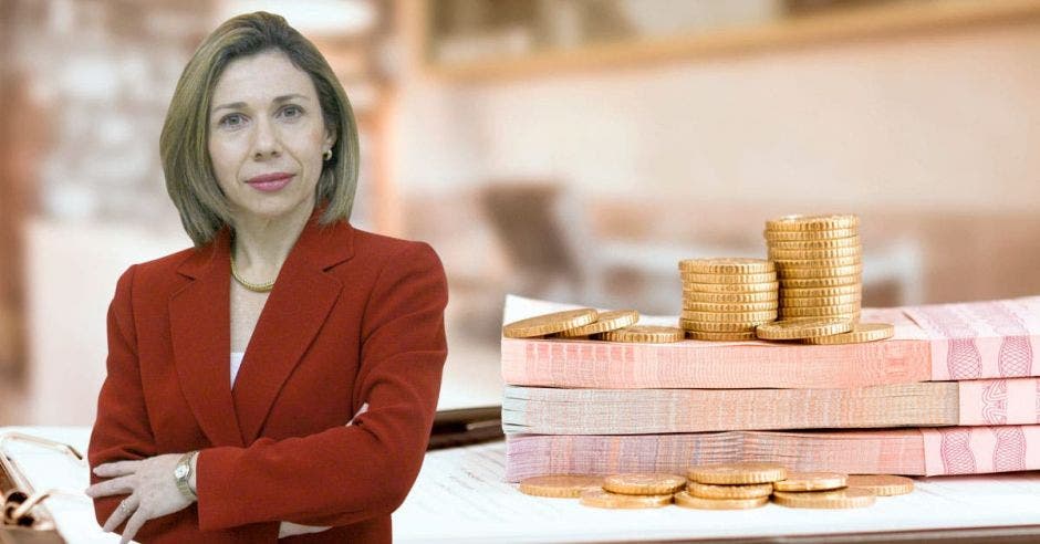 Mujer de rojo con brazos cruzados frente a monedas y billetes