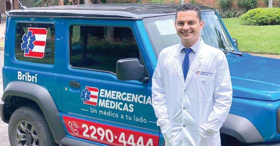 médico junto a unidad móvil de Emergencias Médicas