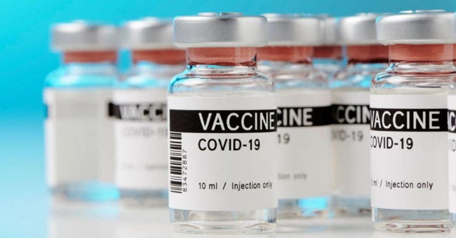 dosis de vacuna contra la Covid-19 en fila