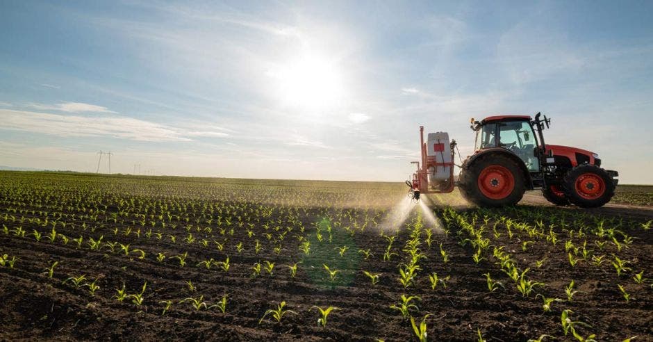 Maquinaria trabajando la tierra en un día soleado