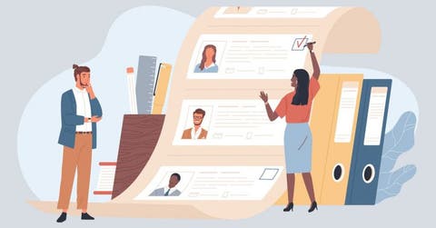 Personas en dibujo anotando sobre dibujos de personas