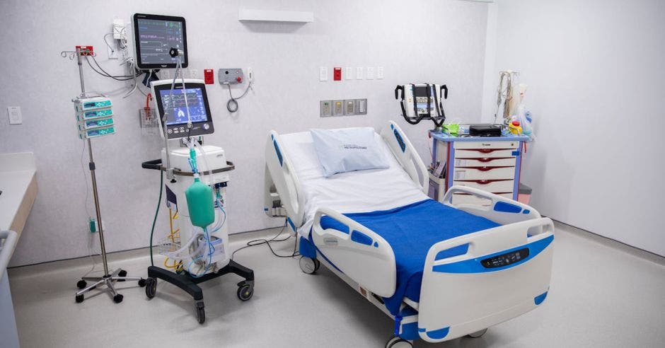 cama de hospital con equipos médicos al lado