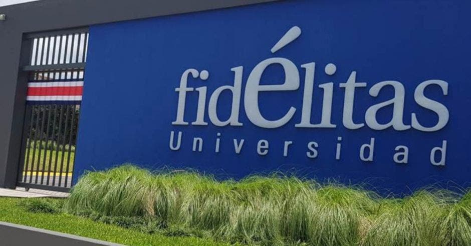 entrada de la universidad con la bandera de Costa Rica en el portón