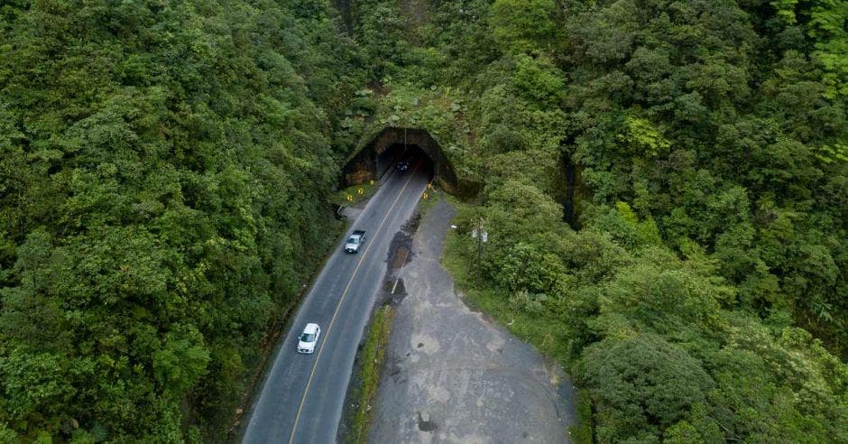 Toma aérea que muestra dos vehículos saliendo del túnel del Zurquí