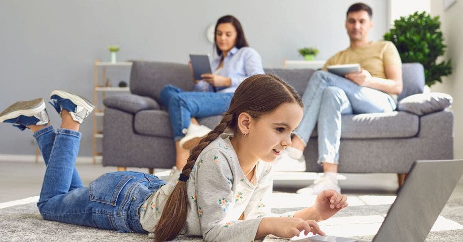 Niña y padres utilizando Internet.