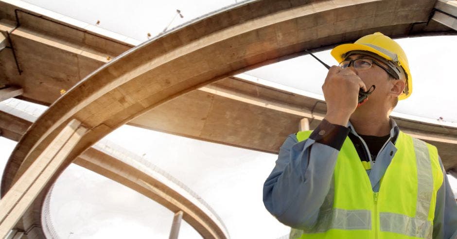 Toma aérea de las obras sobre el puente sobre el río Ciruelas