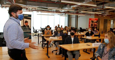 jóvenes recibiendo lecciones en un aula
