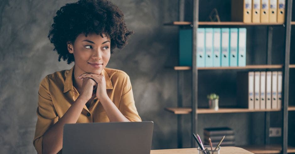 mujer afrodescendiente frente a laptop