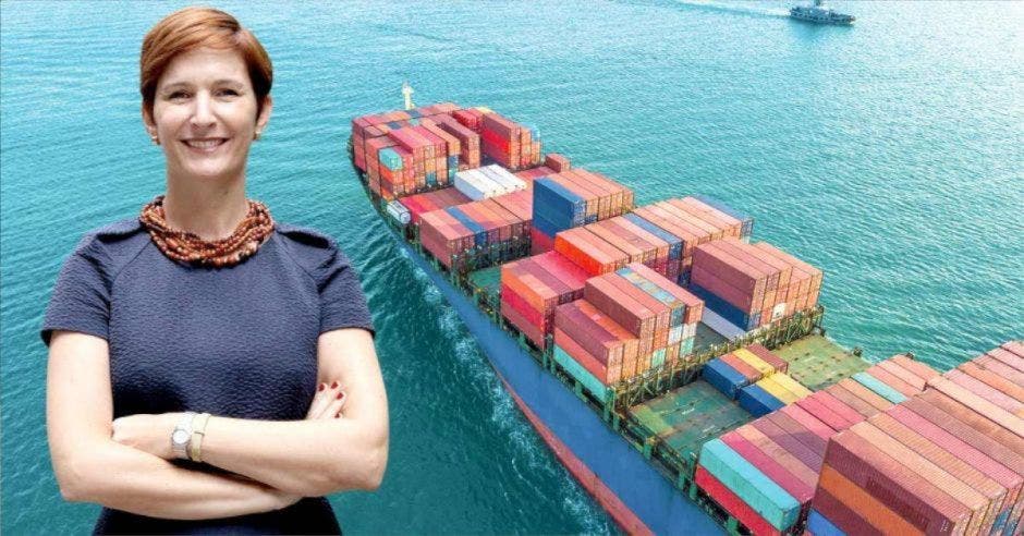 Dyalá Jiménez, directora de la Comisión Internacional de la Cámara de fondo imagen de barco con cargamento