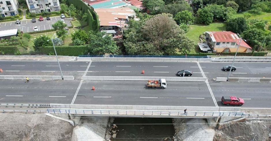 Toma aérea de puente con tres carriles