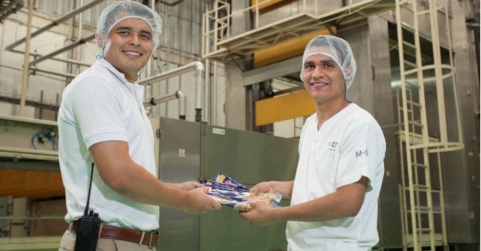 persona preparando galletas